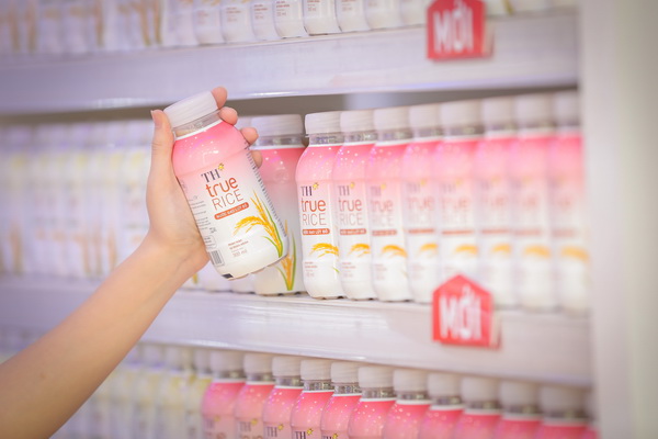 Sản phẩm nước gạo lứt đỏ của TH không sử dụng đường tinh luyện mà có vị ngọt hoàn toàn tự nhiên từ gạo phù hợp với tất cả mọi người, đặc biệt là những người hạn chế sử dụng đường, ăn kiêng,...